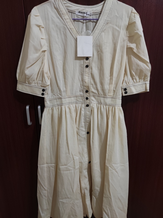 素色连衣裙，L码。 18元，全新，不包邮。