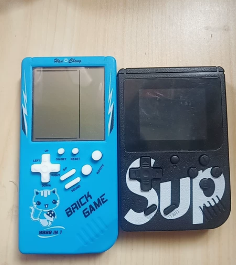 童年游戏机两台，带充电数据线 感兴趣的话点...