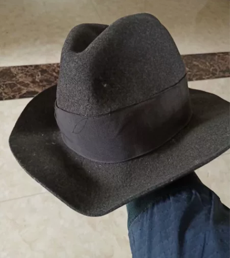 一顶呢子礼帽,品好干净没有破损, 感兴趣的...