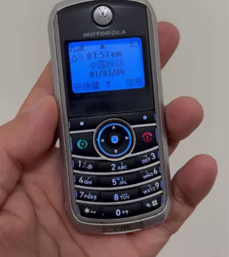 摩托罗拉C118经典直板按键手机 手机开机...