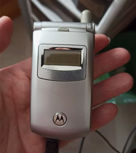 摩托罗拉 T720 一台，不带充电器，屏幕...