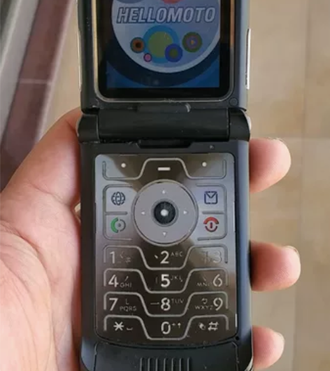 摩托罗拉v3，移动联通2g通话手机。买来给...