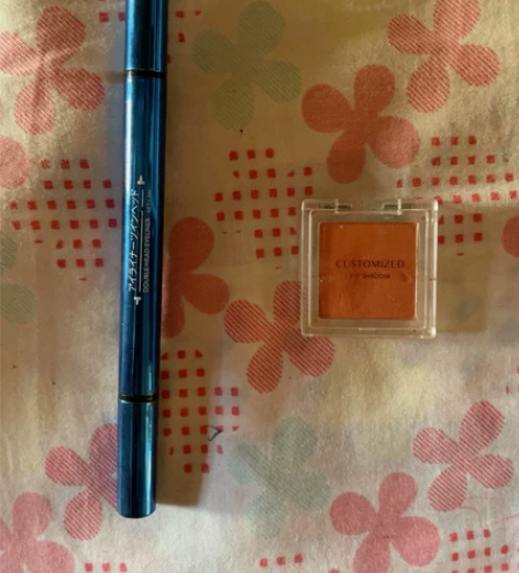 实体店买的眼影和眼线笔，不咋化妆了 包邮出...