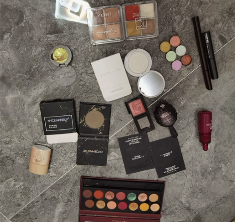 化妆品太多了出一些 买的多送的多 艾杜纱...