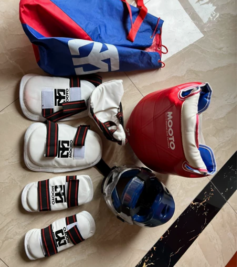 跆拳道护具 适合8-15岁 感兴趣的话点“...