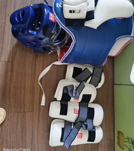 跆拳道护具，几乎全新，就用过一次。上面写了...