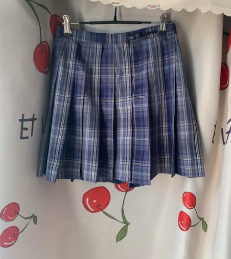 搬宿舍出月下鹤JK群 只穿过一两次 放衣柜...