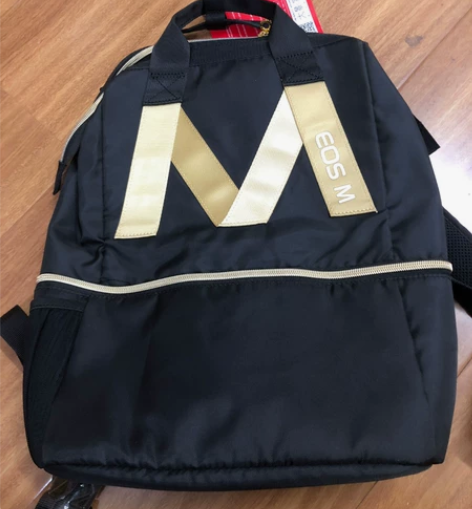 佳能eos m原装双肩包，质量上乘，内部空...