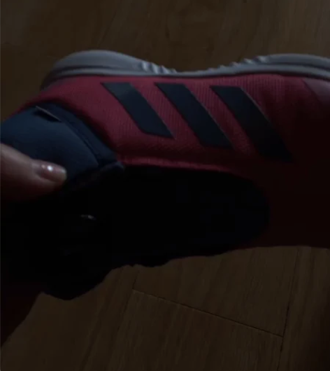 阿迪运动鞋  高帮 几乎全新 专柜购买 不...