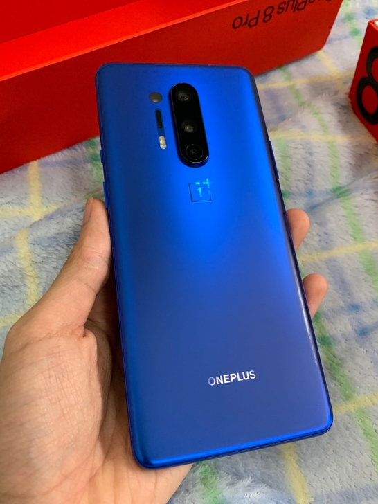 出顶配一加8pro，12+256。箱说全。...