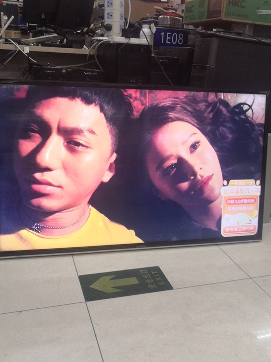 康佳48寸液晶电视机便宜处理,白色背景下屏...