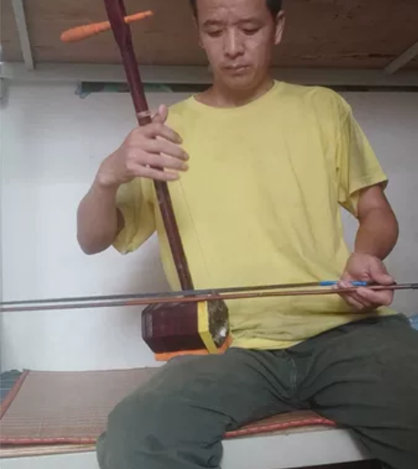 二胡，适合入门级练手用，自己想换一把高级一...