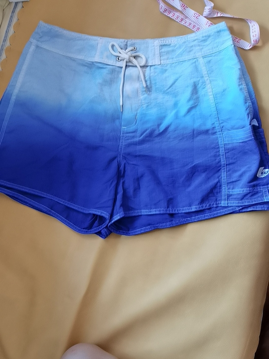 2品牌短裤：两条腰围84，有轻微污渍，看好入