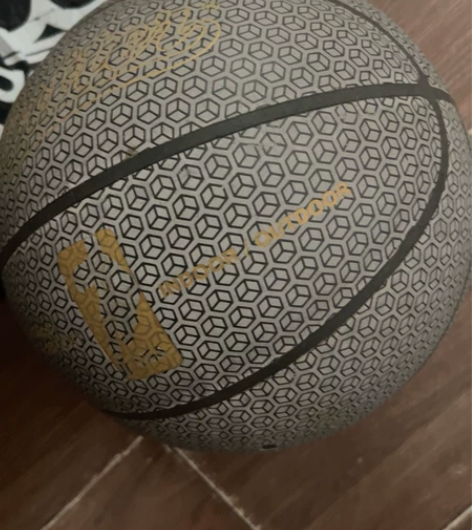 篮球晚上发光的 便宜拿走 感兴趣的话点“我...