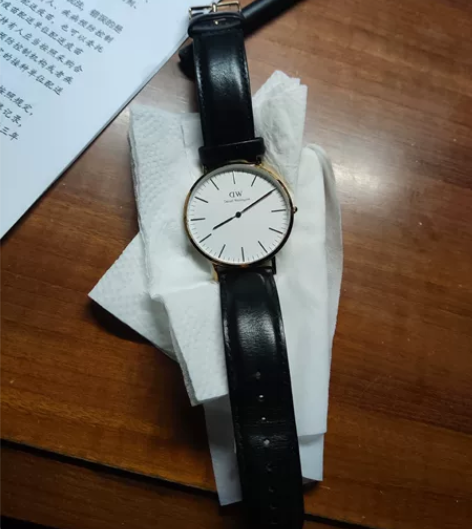 Dw手表 19年的时候找代购买的 成色如图...