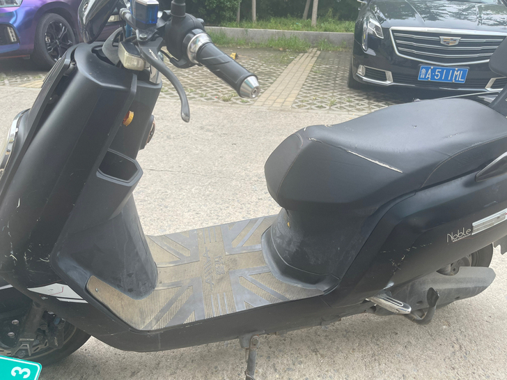 爱玛电动车，已上牌，60-20v，小破损，...