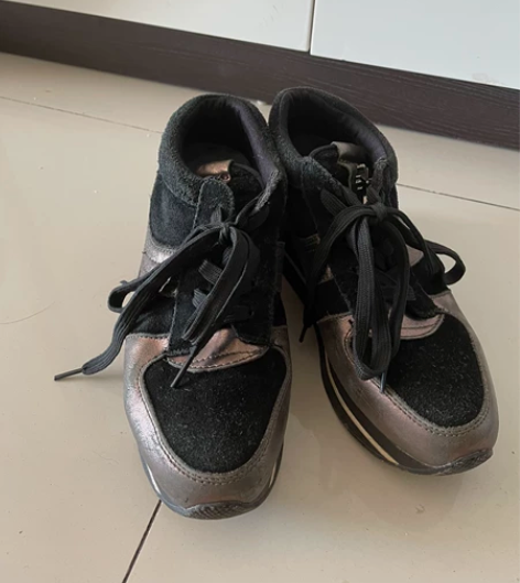 女鞋 内增高 黑色 冬款 很好搭配衣服 内...