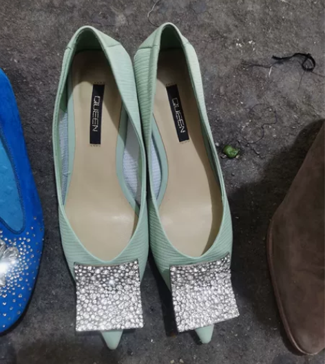 女王单鞋 35码的，磨损见图 感兴趣的话点“我想要”和我私聊...