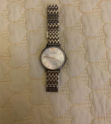 前男友送的手表 阿玛尼的包装盒 发票等等都在