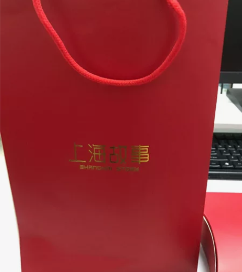 专卖店购买上海故事围巾，丝毛金边围巾酒红色...