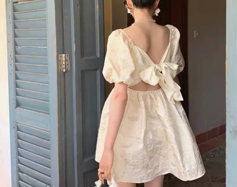 夏季短袖短款露背蝴蝶结泡泡袖方领连衣裙女法...