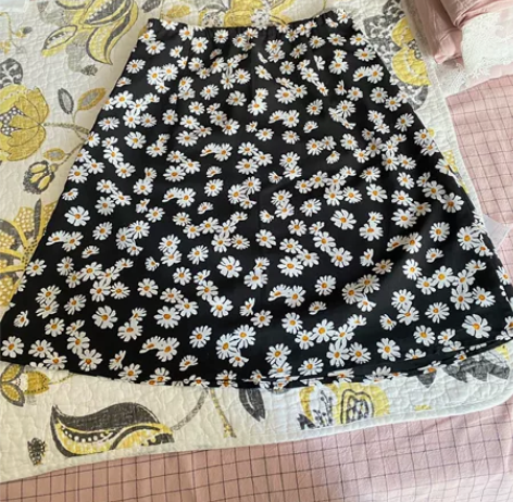 小雏菊A字裙,腰围有松紧,最大穿到64,裙...