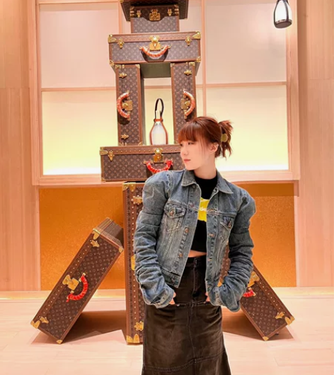 烟灰色牛仔半身裙 很显腿长的一款 有一点辣...