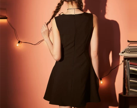 唐狮小黑裙夏装新款女a字裙背带裙冷淡风极简...