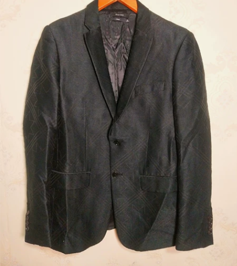 太平鸟男士西装，两颗扣修身款，实物有点偏绿...