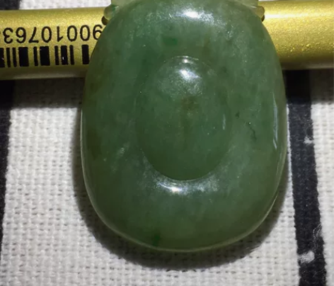 天然老翡翠福贝，天然A货，飘点阳绿总体完美...