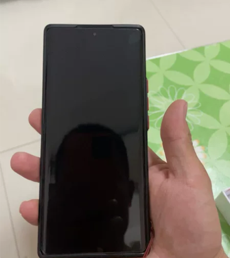 荣耀60。  12+256用了八个月还在保...