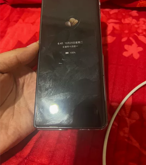 荣耀magicv   12+512一直裸奔...