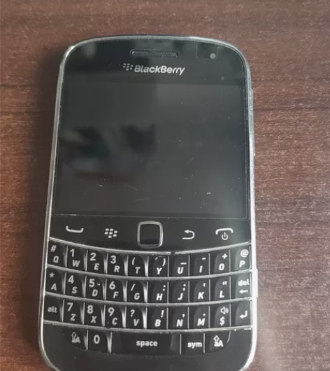 黑莓手机 9930 大学时用的