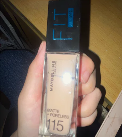 三样东西。粉底还有一半。口红管内还有一截。...