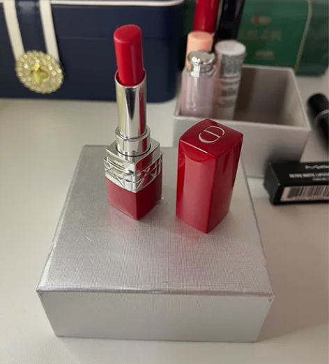 迪奥口红999，红管 感兴趣的话点“我想要...