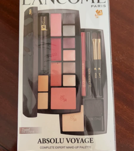 兰蔻完美彩妆盘，盒内包含了六种眼影、三种唇...