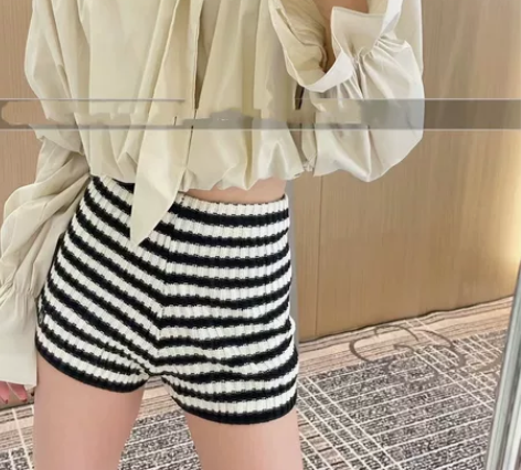 黑白条纹针织短裤女2022秋季 感兴趣的话...