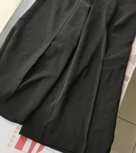 黑色阔腿裤，遮腿粗。只穿过一次。料子很垂，...