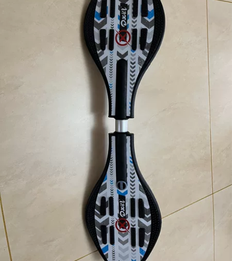 儿童滑板游龙板  闪光轮 带护具 买回家仅...