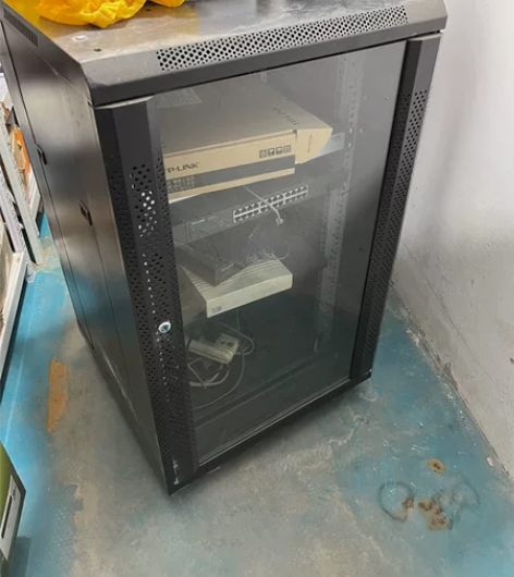 路由器电脑柜弱电机箱竖井监控摄像头硬盘录像...