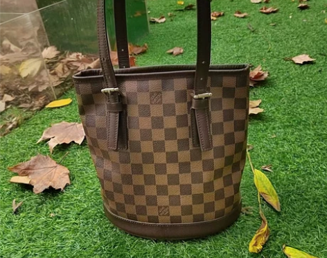 Lv棋盘格小号水桶，有仔的，成色非常好哈，...
