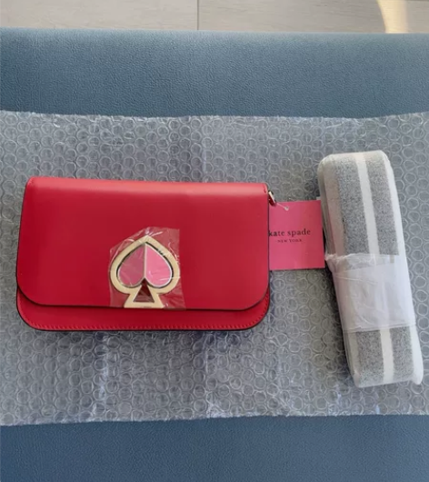 全新kate spade红色小号桃心斜挎单...