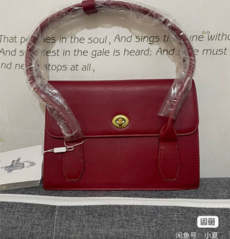 全新全新，红色手提包，单肩包， 感兴趣的话...