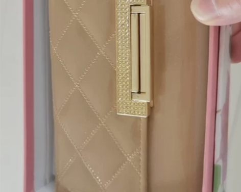 全新女士钱包，非常漂亮，自留送人都可以，需...