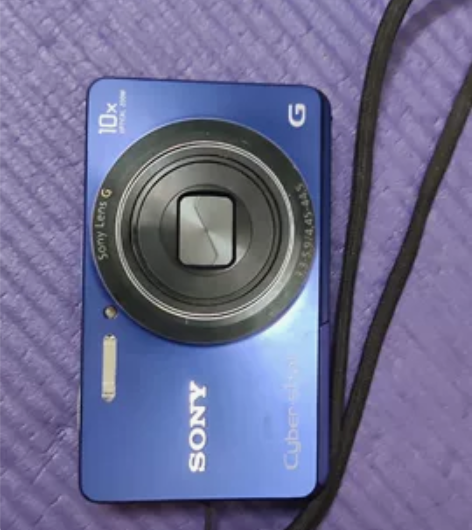 索尼DSC-w690，外屏上有条划痕。 感...