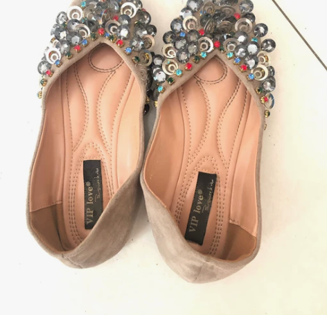 女款水钻装饰单鞋，实体店180买的，穿过两...