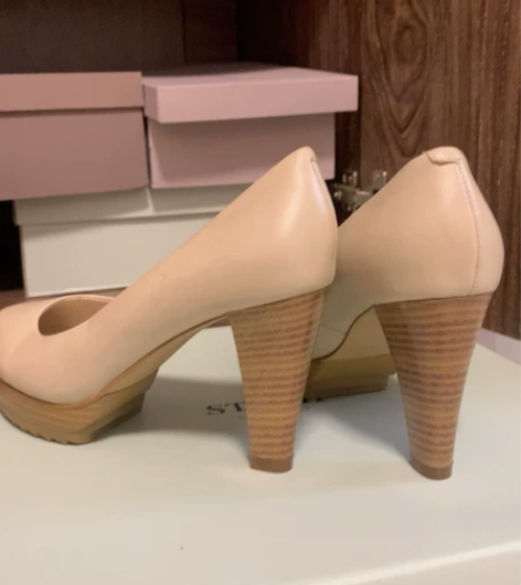 裸色防水台高跟鞋，粗跟，35码 感兴趣的话...