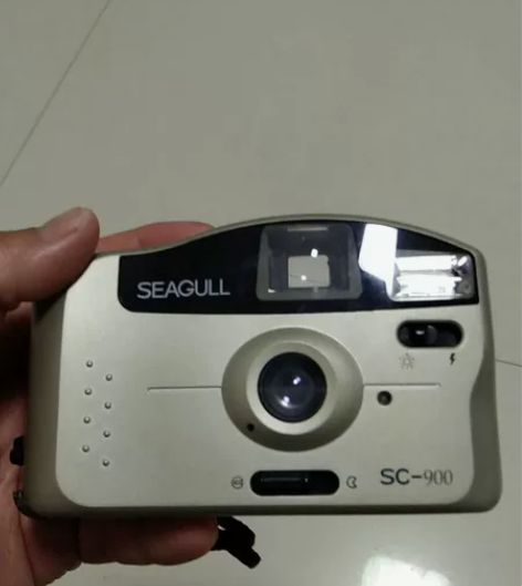 海鸥照相机，品相不错，就是电池盒挂不住了，...