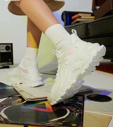 特步女鞋，几乎全新仅摘吊牌，官网购入 感兴...