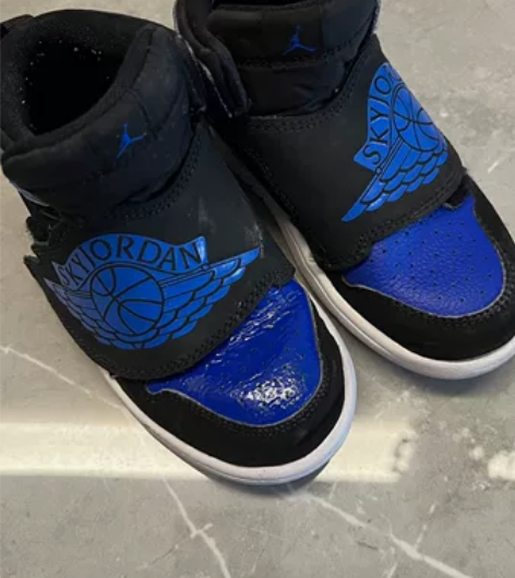 乔丹男童球鞋运动鞋26码，内长16cm。鞋...